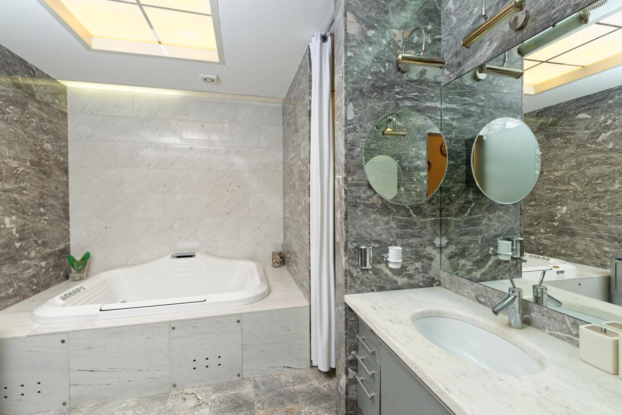 Neoclassical Luxury Apartment Любляна Екстериор снимка