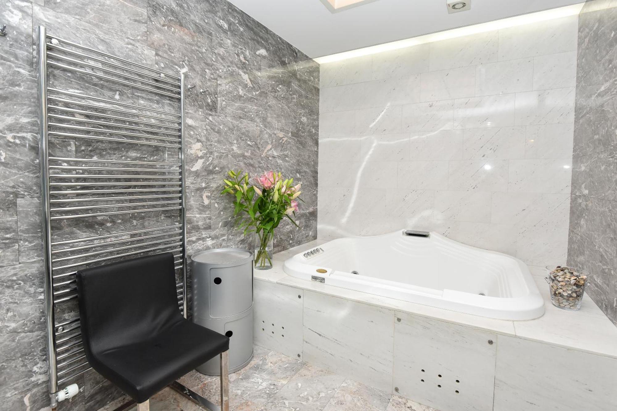 Neoclassical Luxury Apartment Любляна Екстериор снимка