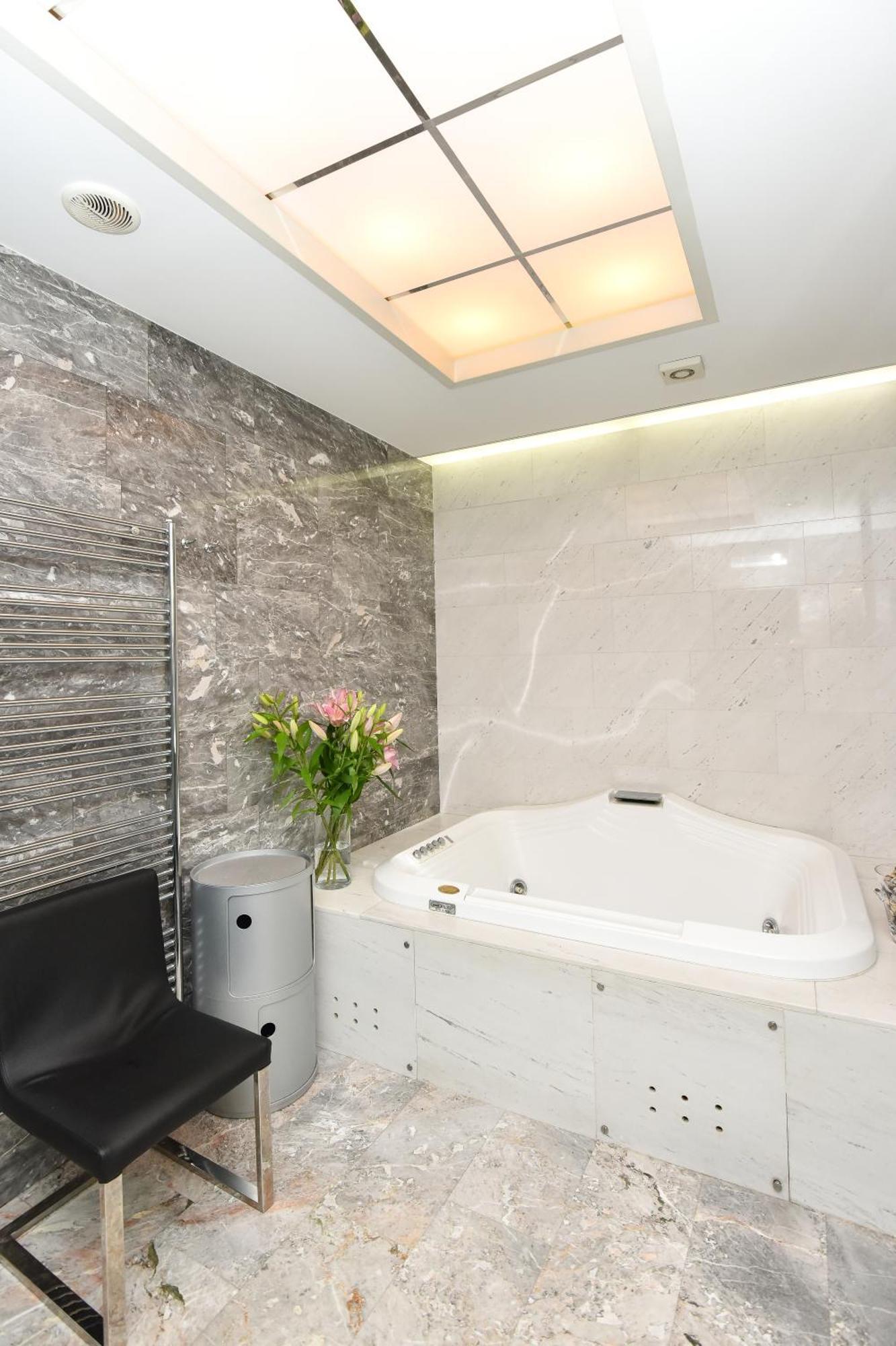 Neoclassical Luxury Apartment Любляна Екстериор снимка