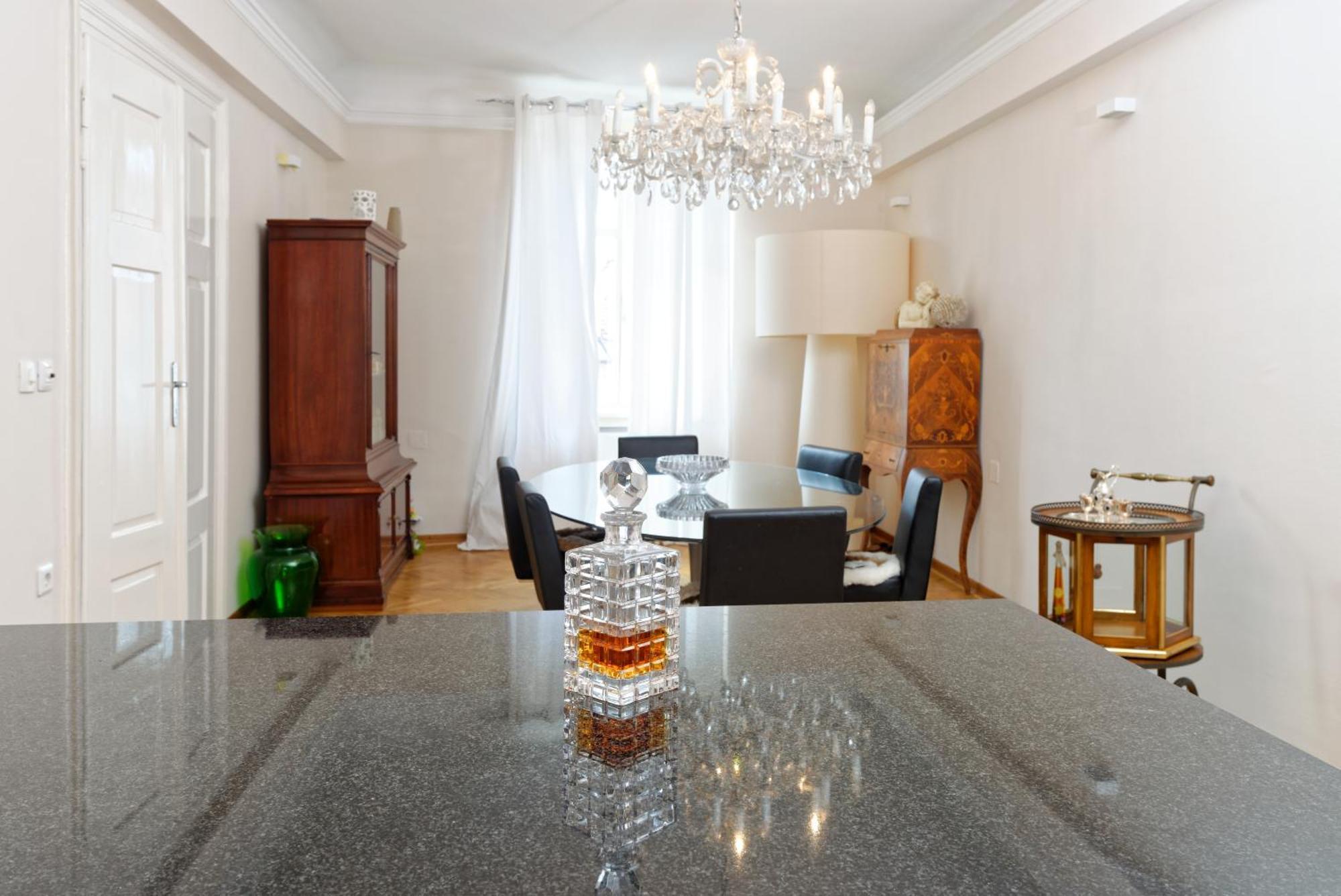 Neoclassical Luxury Apartment Любляна Екстериор снимка