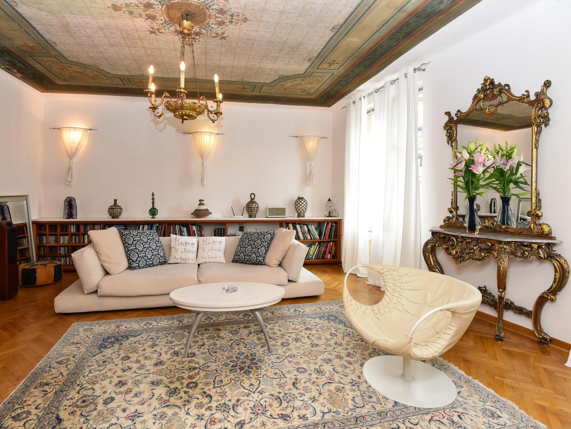 Neoclassical Luxury Apartment Любляна Екстериор снимка
