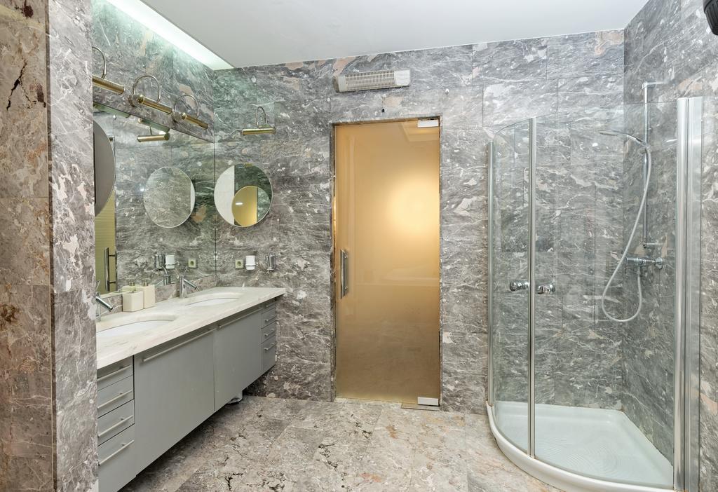 Neoclassical Luxury Apartment Любляна Екстериор снимка